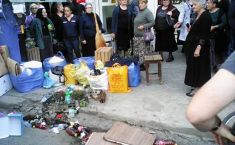 პოლიცია და ბოთლების მტვრევა - დაპირისპირება გარემოვაჭრესა და მაღაზიის მფლობელს შორის ქუთაისში 