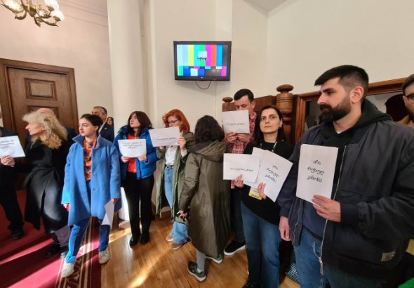 "არა პუტინის კანონს" - ჟურნალისტების პროტესტი პარლამენტში 