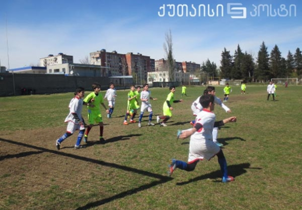 ქუთაისში ლეგენდარული მეკარის როინ კვასხვაძის ხსოვნის საფეხბურთო ტურნირი მიმდინარეობს