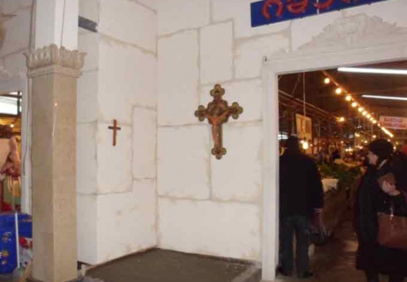 ქუთაისში ე.წ. კეჩის ბაზრობაზე ილია მეორეს ბიუსტი აიღეს (ფოტო)