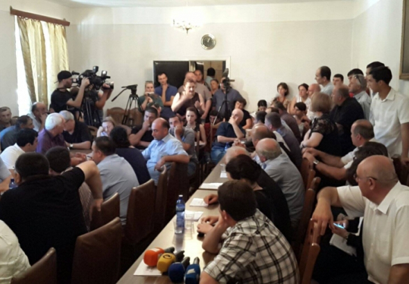 ხარაგაულის საკრებულოს თავმჯდომარის გადასაყენებლად  ერთი ხმა დააკლდათ 