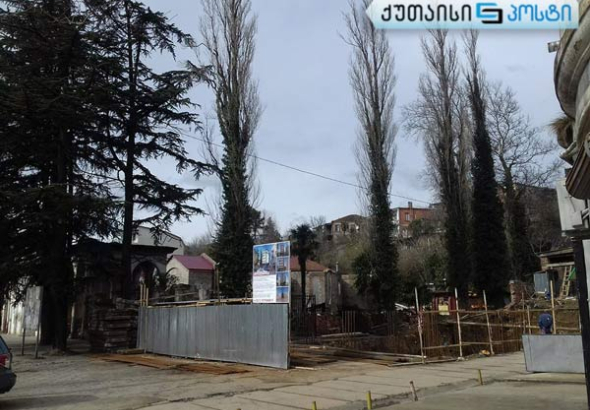 ქუთაისის საკრებულოს წევრის მეუღლე ქალაქის ცენტრში კორპუსს აშენებს