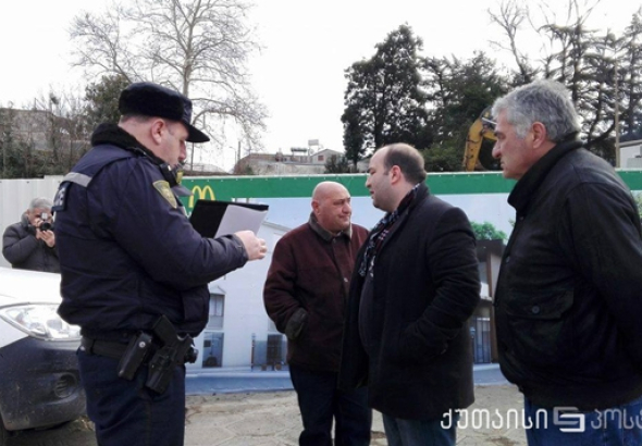 ქუთაისში ცენტრალურ მოედანზე საპატრულო პოლიცია გამოიძახეს