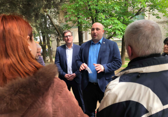 ქუთაისში მოსახლეობა სკვერში  მშენებლობის დაწყებას აპროტესტებს 