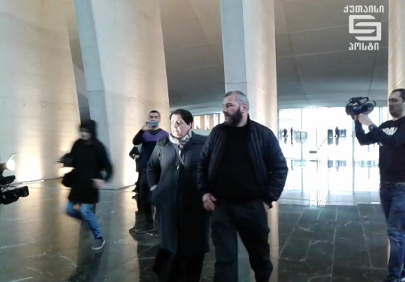 „სად არის ჩემი შვილის მკვლელი“? – ზაზა სარალიძე პარლამენტში მივიდა (ვიდეო)