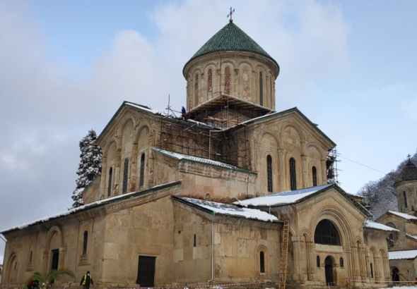 გელათის მონასტერზე დაზიანებული დროებითი გადახურვის აღდგენა დასრულდა