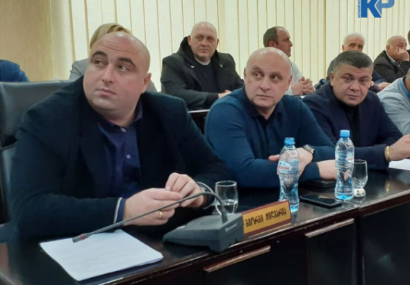 „პარლამენტში შესვენება გვაქვს და რა მინდა თბილისში?!"- დიმიტრი მხეიძე საკრებულოში მისვლაზე