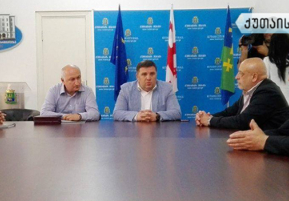ქუთაისის მერმა მხატვრებს საჩუქრად თანხა გადასცა 
