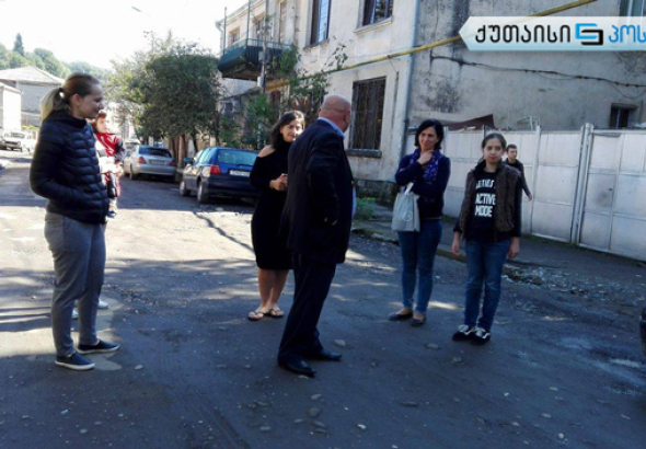 "ზაფხულში მტვერში დავიხჩვით, ახლა ტალახში"  - გაპონოვის ქუჩაზე გზის საფარის მოწესრიგებას ითხოვენ