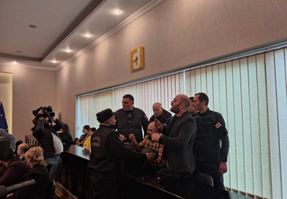 ქუთაისის საკრებულოს სხდომა ,,სავანეს" მფლობელებს დაცვის თანხლებით დაატოვებინეს 