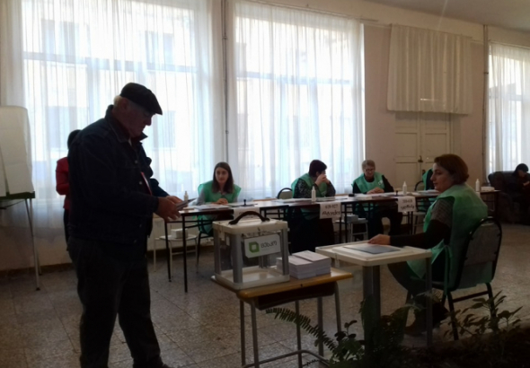 ქუთაისში, ამომრჩეველს კაბინაში საწერკალამი არ დახვდა