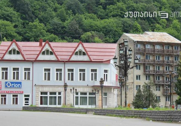 პოლიციის უფროსების ჩხუბი ონის რესტორანში - რეპორტაჟი შემთხვევის ადგილიდან
