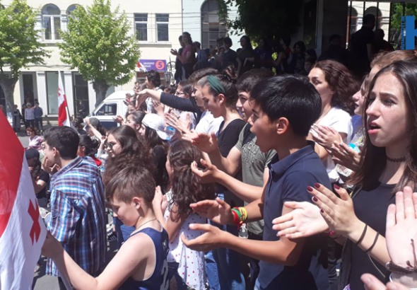 სკოლის მოსწავლეები მაღაროელების მხარდასაჭერად (ფოტო)