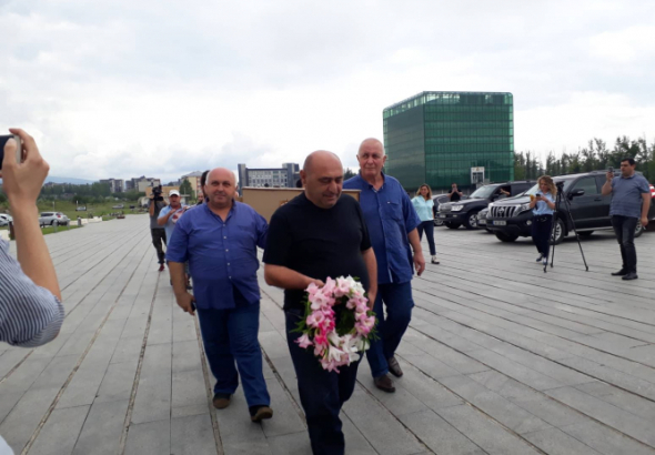 გოგი წულაიამ პარლამენტთან კუბო და დოლ-გარმონი მიიტანა (ვიდეო)