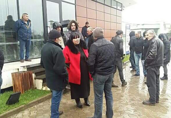 ყოფილ მეუღლეზე ძალადობაში ბრალდებულის ახლობლების პროტესტი ქუთაისში
