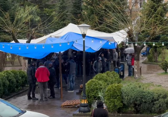 "ჩაგვრთონ კომისიაში" - მაღაროელები სამმხრივი ფორმატის შეხვედრებს უნდობლობას უცხადებენ