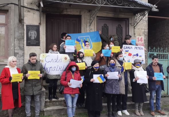  ქუთაისში სოლიდარობის აქცია,  სიმბოლურად,  უკრაინელი პოეტის სახელობის ქუჩაზე გაიმართა