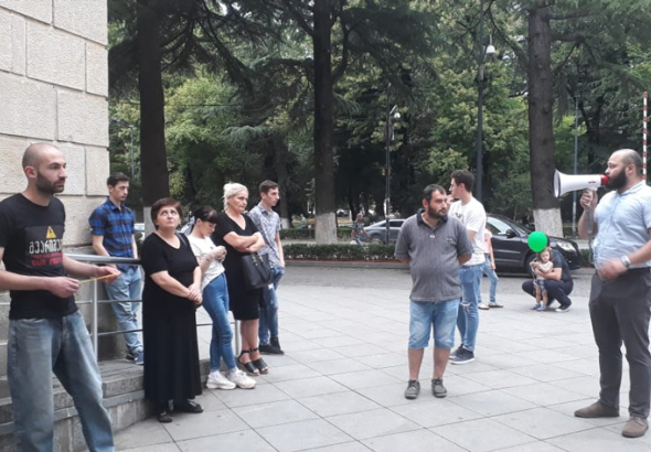 "ქუთაისს ასეთი არაკომპეტენტური მერი ჯერ არ ჰყოლია"– საპროტესტო აქციის  მესამე დღე