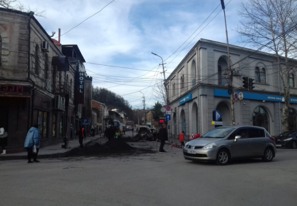 ქუთაისში, გზის გადაკეტვის გამო, ავტომობილების გადაადგილება შეფერხებულია