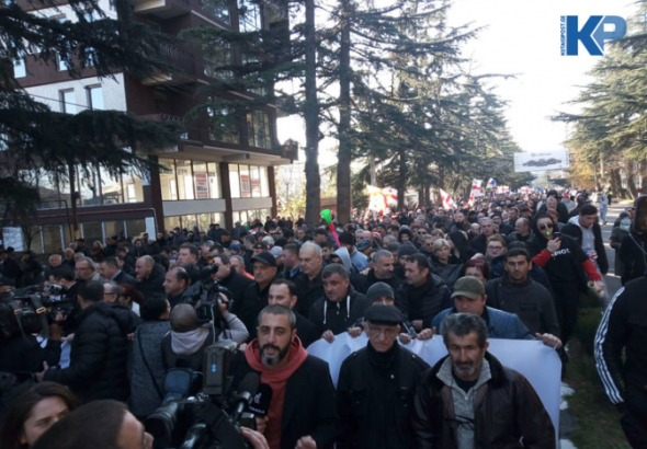 ოპოზიციის მსვლელობა "ქართული ოცნების" ოფისს უახლოვდება 