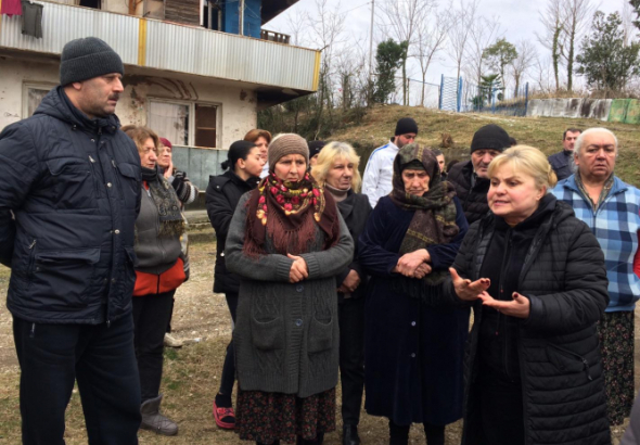 წყალტუბოში დევნილები ნგრევადი შენობიდან გაყვანას ითხოვენ