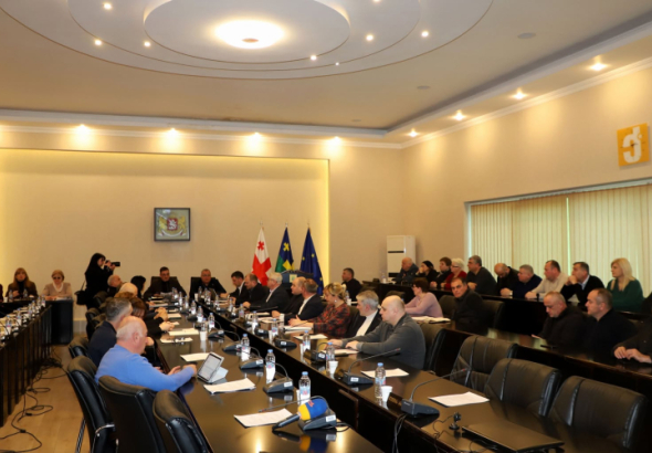 ხელახალი არჩევნების მოთხოვნის ფონზე,  ქუთაისის საკრებულოში, 2027 წლამდე განსახორციელებელ პროექტებს იწონებენ