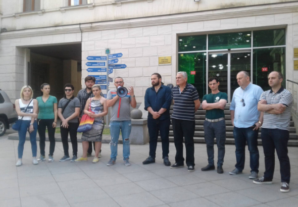 "დააჩქარე გადაწყვეტილების მიღება "- აქციის მონაწილეები ნანა კოსტავას