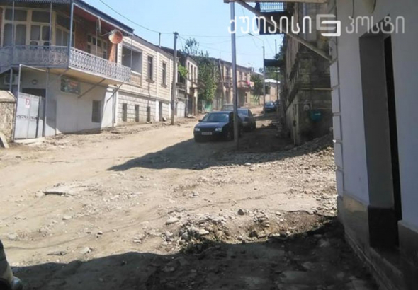 6 თვეა მტვერში და ტალახში ვცხოვრობთ - ქუთაისში მოსახლეობა გზის რეაბილიტაციაზე პრეტენზიას გამოთქვამს