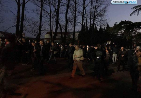 ქუთაისში მატჩის დაწყებამდე სტადიონზე ინციდენტი მოხდა (ვიდეო)