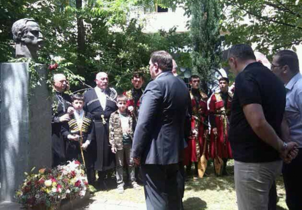 „სხვამ არ თოხნოს ჩვენი ყანა“- ქუთაისში მერაბ კოსტავას ძეგლს პატივი მიაგეს
