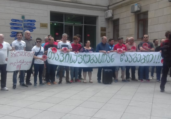 "რუსეთი ოკუპანტია" - ქუთაისის მერიასთან საპროტესტო აქცია მიმდინარეობს