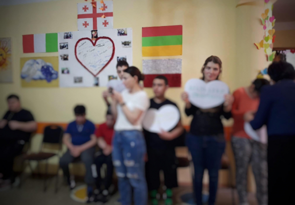 ქუთაისელი მოსწავლეების უარი ბანკეტზე და "ზღაპრული წვეულება" ბავშვთა დღის ცენტრში