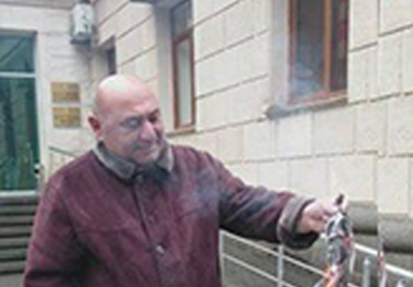 ქუთაისის ბიუჯეტი მერიის წინ დაწვეს - სარგებლიანი მხოლოდ ხელების გათბობისთვისაა