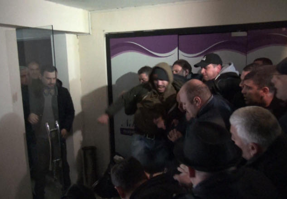 სიტყვიერი და ფიზიკური დაპირისპირება "ქართული ოცნების" ქუთაისის ოფისთან 