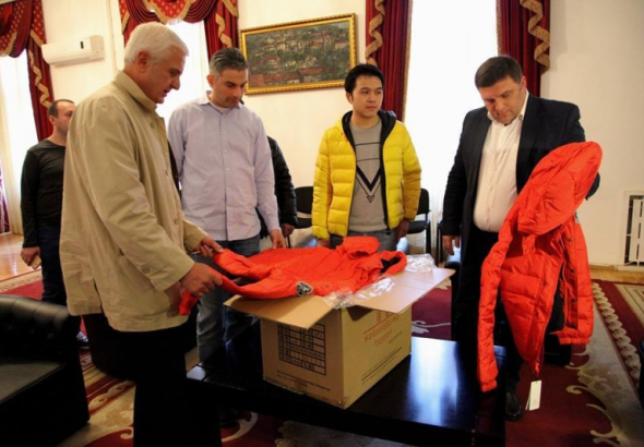ჩინურმა კომპანიამ ქუთაისის მერიას 500 ცალი ქურთუკი გადასცა   