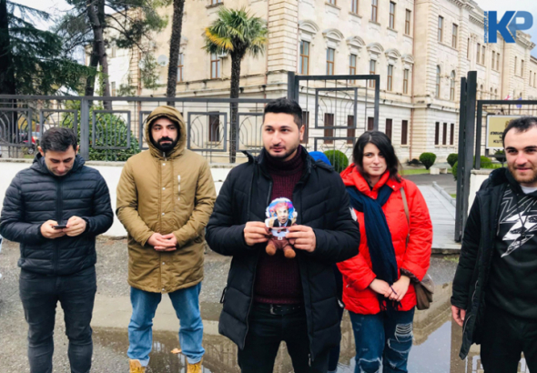 პერფომანსი ქუთაისის სააპელაციო სასამართლოსთან (ვიდეო)