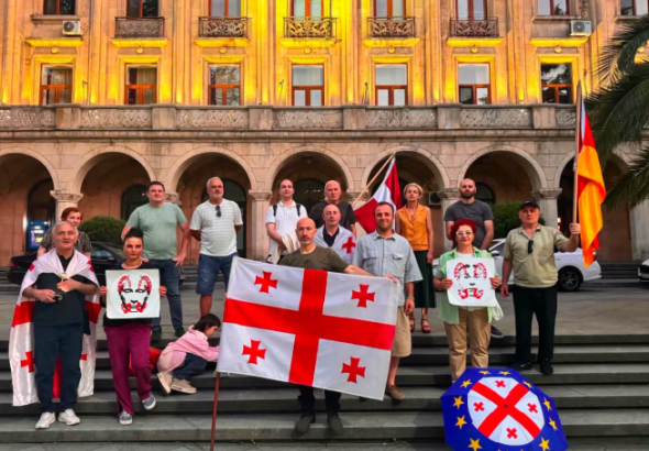 „რთულია, მაგრამ ჩვენი ქვეყნის განვითარებას ასე სჭირდება“ — ქუთაისში უწყვეტი პროტესტის 600-ე დღე