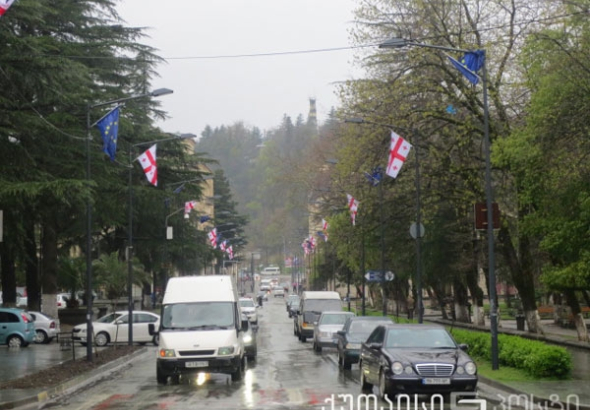 უვიზო რეჟიმთან დაკავშირებით ქუთაისში ევროკავშირისა და ეროვნული დროშები გამოფინეს