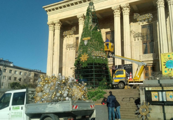 4 950  ლარი მხოლოდ დიზაინში - რა უჯდება  ქუთაისის მერიას ძველი ნაძვის ხის განახლება