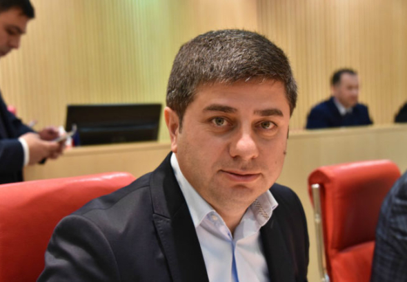 ზაქარია ქუცნაშვილი დეპუტატის მანდატს ტოვებს