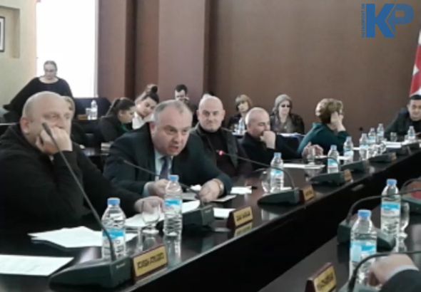 „გველების სამყოფელად აქციეთ პარლამენტის შენობა“ - დაპირისპირება საკრებულოს სხდომაზე (ვიდეო) 