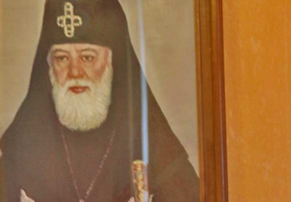 ხატები, გერბი, ილია მეორის პორტრეტები – ქუთაისელი მაღალჩინოსნების კედლის ფოტოები