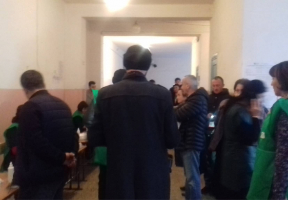 ქუთაისის საარჩევნო უბანზე პოლიცია გამოიძახეს