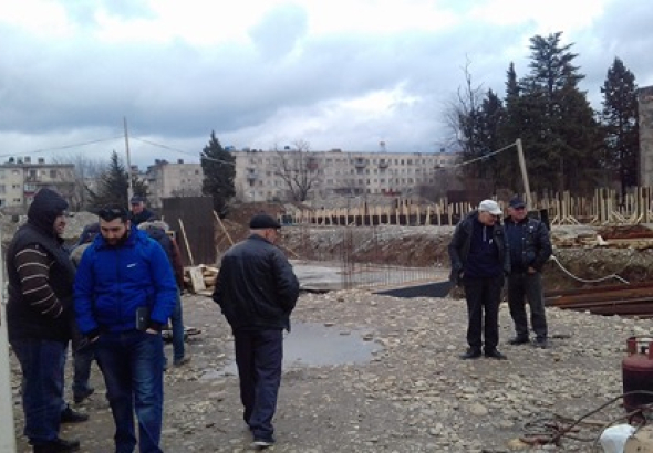 "შევთანხმდით, რომ ყველა დავალიანება გასწორდება" – მშენებლობაზე დასაქმებულმა მუშებმა პროტესტი შეწყვიტეს
