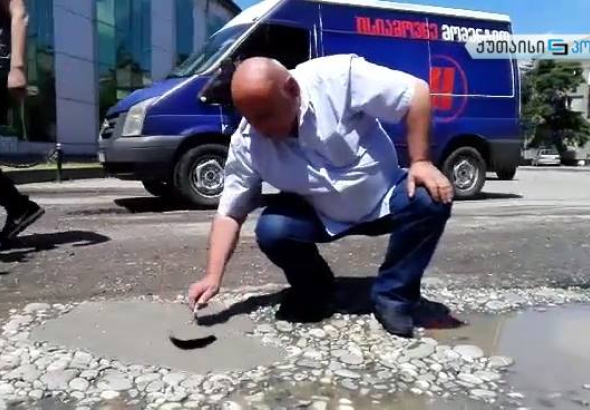 გოგი წულაიამ ქუთაისში გზა დააგო (ვიდეო)