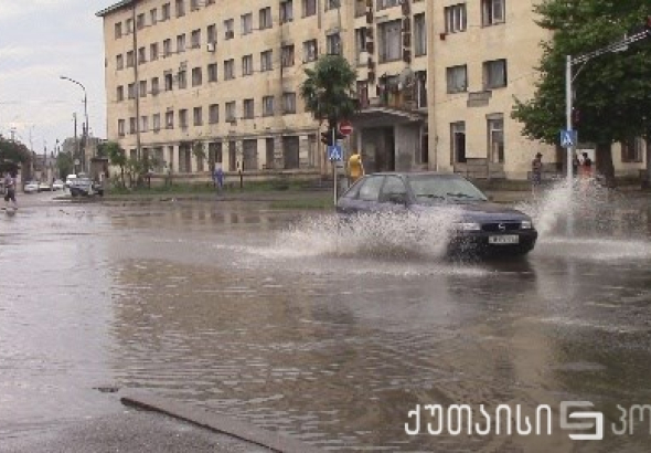 ქუთაისში ცენტრალური ქუჩები დაიტბორა (ფოტო)