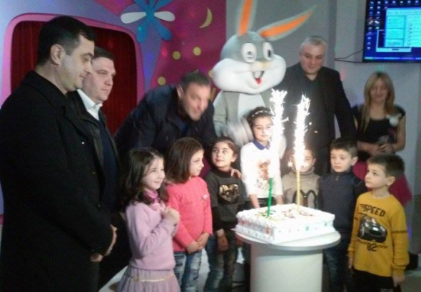 ქუთაისში, ლეიკემიით დაავადებულ პატარებს, ადგილობრივი ხელისუფლების წარმომადგენლებმა საჩუქრები გადასცეს