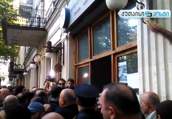 დაპირისპირება "ნაციონალების" ქუთაისის ოფისთან -  ვიდეო უკომენტაროდ
