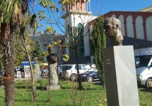ქუთაისში ოთარ მამფორიას ძეგლს თითბერში ამოავლებენ