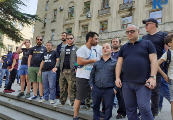 "ბიჭებს საჭმელიც აღარ აქვთ" - "ტორპედოს" ფანკლუბის აქცია ქუთაისის მერიის წინ